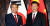 APEC 정상회의 참석 중인 문재인 대통령과 시진핑 중국 국가주석이 11일 오후(현지시간) 베트남 다낭 크라운플라자 호텔에서 열린 정상회담에서 반갑게 미소지으며 악수하고 있다. 