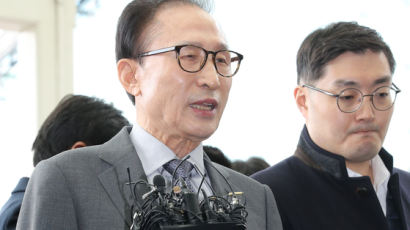 [전문] MB "국론 분열, 중차대한 시기에 한국에 도움 안돼"