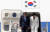 문재인 대통령과 부인 김정숙 여사가 12일 오후 ASEAN+3 회담에 참석하기 위해 필리핀 마닐라 국제공항에 도착, 전용기에서 내리며 고개숙여 인사하고 있다. [연합뉴스]
