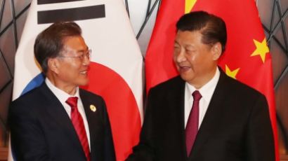 넥타이 붉은색 깔맞춤…문재인-시진핑 관계 복원 신호? 