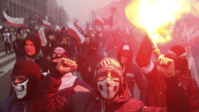 “유럽은 백인의 것” 폴란드 독립기념일에 6만 명 극우 시위 