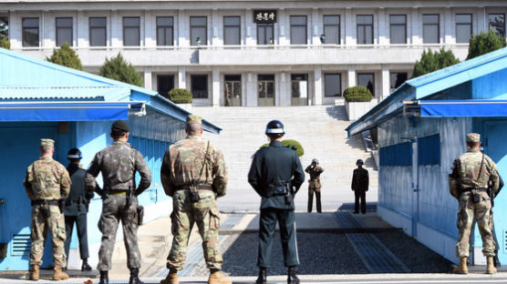 북한군 병사, 판문점에서 총상 입은 채 귀순…한국군 낮은 포복으로 가 구출