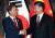 APEC정상회의가 열리는 베트남 다낭을 방문중인 문재인대통령 11일 오후(현지시간) 시진핑 중국 국가주석과 인사를 나누고 있다.청와대사진기자단