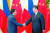 지난 15일 베이징 인민대회당에서 열린 중국 필리핀 양국 정상회담에 앞서 시진핑(오른쪽) 중국 국가주석이 로드리고 두테르테(왼쪽) 필리핀 대통령과 악수하고 있다. [AP=베이징]