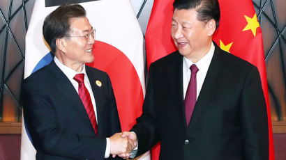 문 대통령 “비 온 뒤 땅 굳는다” 시진핑 “새로운 출발”