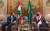 하리리 레바논 총리(왼쪽)가 무함마드 빈살만 알사우드 사우디 왕세자를 만나 얘기를 나누고 있다. 하리리 총리는 지난 4일(현지시간) 사우디 수도에서 갑작스럽게 사임을 발표했다. [AP=연합뉴스]