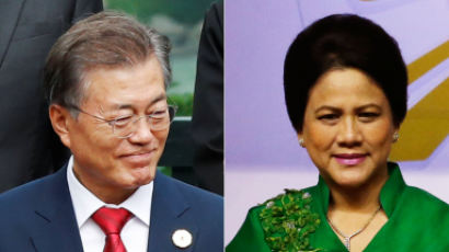 South Korean President Moon's Chivalrous Act Towards the Indonesian First Lady Iriana Widodo