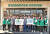 박홍국 위덕대 박물관장(왼쪽 다섯째)과 경주 지역 스타벅스 직원들이 스타벅스가 제작한 황남골목길 관광지도를 들어 보이고 있다. [사진 스타벅스]