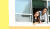 고려인 4세 남매인 박니키타군과 박엘리자벳양이 지난 10일 광주 지역 다문화학교인 ‘새날학교’의 교실 창가에서 교정 밖을 바라보고 있다. 프리랜서 장정필