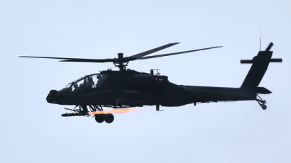 [사진] 미사일 쏘는 아파치 헬기