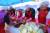 한성대 이상한 총장(오른쪽 셋째)을 비롯한 교직원들이 14일 서울 성북구 삼선동 교내 우촌관 광장에서 열린 ‘2017 지역주민과 함께하는 사랑의 김장나눔 행사’에 참여해 김장을 담그고 있다.조문규 기자