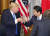 도널드 트럼프 미국 대통령(왼쪽)과 아베 신조 일본 총리가 6일 밤 도쿄(東京) 모토아카사카(元赤坂)에 있는 영빈관에서 만찬을 하며 건배를 하고 있다. [교도=연합뉴스]