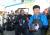 권선택 대전시장이 지난 11일 동구 대동 일대에서 대전버스운송사업조합 관계자들과 함께 연탄배달을 하고 있다. [연합뉴스]