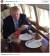 대통령 선거전 당시 이동 중간 중간 맥도날드 햄버거로 식사를 떼운 도널드 트럼프 미국 대통령. 