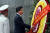 베트남을 국빈방문 중인 노무현 전 대통령이 호치민 묘소를 방문, 영예수행장관(왼쪽)의 안내를 받으며 헌화하고 있다. [중앙포토]