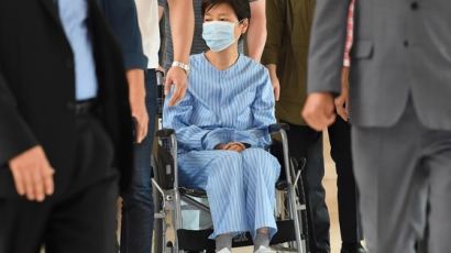 ‘재판 보이콧’ 박근혜, 또 허리통증 병원 진료…세 번째 외출