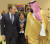 무함마드 빈살만 사우디아라비아 제1왕위계승자(오른쪽)가 9일(현지시간) 리야드 공항에서 사우디를 깜짝 방문한 에마뉘엘 마크롱 프랑스 대통령을 영접하고 있다. 두 사람은 레바논 상황을 논의했다. [AFP=연합뉴스]
