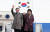 문재인 대통령과 부인 김정숙 여사가 인도네시아·베트남·필리핀 3개국 순방을 마치고 15일 오후 성남 서울공항에 도착했다. [연합뉴스]