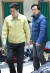 17일 포항의 흥해실내체육관을 찾은 이강덕 포항시장(왼쪽)과 김기현 울산시장(오른쪽). [연합뉴스]