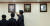 자유한국당 당직자들이 17일 오전 서울 여의도 당사 회의실 벽에 걸린 김영삼 전 대통령의 사진을 바로잡고 있다. 박종근 기자