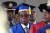  17일(현지시간) 로버트 무가베 짐바브웨 대통령(가운데)이 대학교 졸업식에 참석했다. [AP=연합뉴스]
