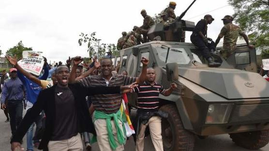 짐바브웨 37년 독재의 끝이 보인다…무가베, 퇴진 의사 밝힐 듯