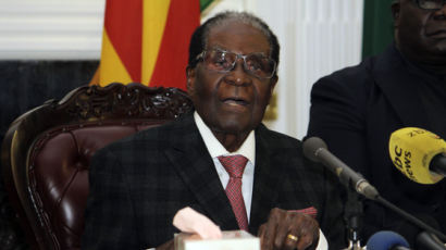 짐바브웨 무가베, 사퇴 거부 “당 회의 내가 주재한다”