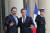 지난 18일(현지시간) 프랑스 파리 엘리제궁에서 레바논의 사드 알 하리리 총리(왼쪽)을 맞아 환영하는 에마뉘엘 마크롱 프랑스 대통령. [AP=연합뉴스] 