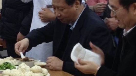 [예영준의 차이 나는 차이나] ‘시 황제’의 오른팔 딩쉐샹 … 2013년 ‘만두집 민행’ 연출자