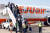 추석 황금연휴를 앞둔 지난달 29일 제주공항에 도착한 항공기에서 승객들이 내리고 있다. 연합뉴스