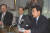 김현배 삼미그룹 회장이 1997년 3월 19일 기자회견을 열고 주력기업인 삼미특수강등 계열사에 대해 법정관리 신청을 낸 배경 등을 설명하고 있따. [사진 중앙포토]