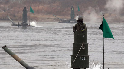 [서소문사진관]육군에 잠수함이? 육군핵심전력 K2전차 잠수도하훈련!