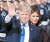 지난 7일 오산 미 공군기지에 도착한 도널드 트럼프 미국 대통령(왼쪽)이 손을 흔들고 있다. [청와대사진기자단]