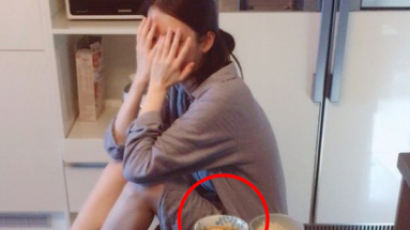 'With Her Tiny Hands...' IU Makes a Meal for Sulli
