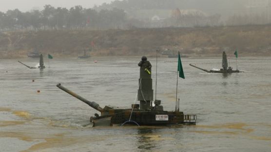 55t 탱크가 바로 강물로…K-2 전차 잠수도하 훈련