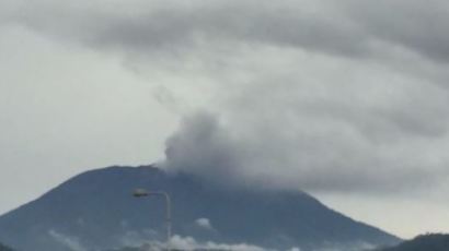 발리 ‘아궁 화산’ 50여년만 분화…“화산재 700m 솟구쳐”