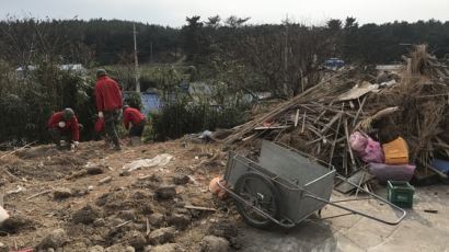 지진 직후 모습 그대로…일주일 지났지만 복구 더딘 시골마을
