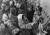 1967년 12월 본고사가 치러진 한 대학 시험장의 교문 앞. 고3 선배들을 응원하는 대자보 위에 한 학부모가 엿을 붙이고 있다. [중앙포토]