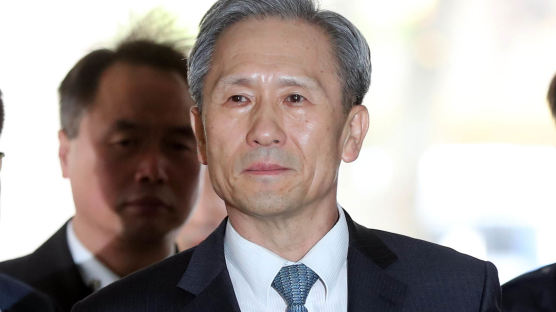 [속보] 김관진 전 장관 석방..."도망·증거인멸 염려 없어"