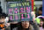 2010년 11월 18일 한 학생이 선배들을 응원하고 있다. 김태성 기자