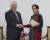 11월 15일 아세안(ASEAN) 회의에서 만난 렉스 틸러슨 미 국무장관(왼쪽)과 아웅산 수치 미얀마 국가자문역.[EPA=연합뉴스]