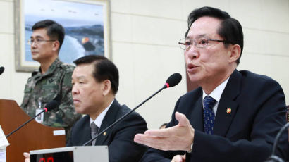 송영무, 김관진 전 장관 석방 소회 묻는 질문에 "다행이다"
