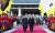 문재인 대통령 내외와 미르지요예프 우즈베키스탄 대통령 내외가 23일 오후 청와대 대정원에서 열린 공식환영식에서 전통 기수단을 통과하고 있다. 청와대 사진기자단