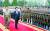 노무현 대통령과 김정일 국방위원장이 2007년 10월 2일 낮 평양시 4.25 문화회관 광장에서 열린 공식환영식에서 의장대를 사열하고 있다. [청와대사진기자단]