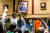 21일(현지시간) 짐바브웨 수도 하라레의 대통령 집무실에서 시민들이 벽에 걸린 로버트 무가베 전 대통령의 초상화를 치우며 환호하고 있다. 37년간 집권한 무가베는 이날 사임했다. [AFP=연합뉴스]