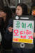 2012년 11월 8일 서울 풍문여고 수험장 앞에서 한 학생이 수험생을 응원하고 있다. 오종택 기자