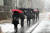 첫눈 내리는 풍경   (세종=연합뉴스) 양영석 기자 = 세종 지역에 첫눈이 내린 23일, 시민들이 눈발이 날리는 거리를 걷고 있다. 2017.11.23    youngs@yna.co.kr (끝) <저작권자(c) 연합뉴스, 무단 전재-재배포 금지>