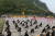 흑백의 옷을 입은 소림사 무동들이 봉황고성배 개막에 맞춰 무술 시연을 하고 있다.[중앙포토]