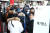 24일 아이폰X 정식출시 행사가 열릴 KT 광화문빌딩 KT스퀘어 외부에서 행사에 참석하기 위해 예약 가입자들이 줄을 서서 기다리고 있다. [사진 KT]