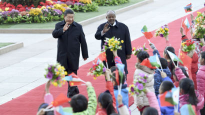 시진핑 주석이 인구 1500분의 1인 나라 정상과 손 맞잡은 이유는?